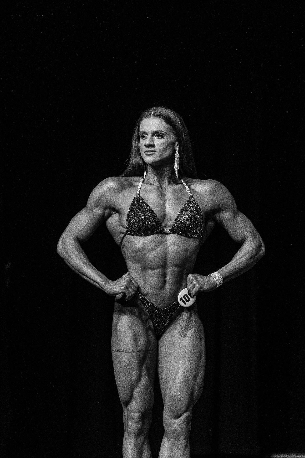 Nagy Dina Eliza IFBB Pro színpadi pózban, fekete-fehér